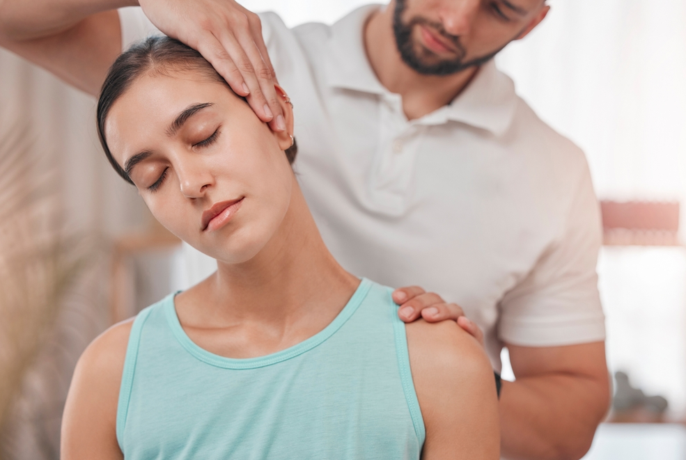 Chiropractor Clinics vs. Traditional Medical Clinics: What’s the Difference?